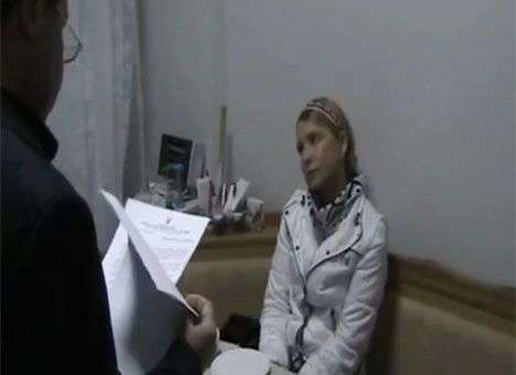 Пшонка показал Европе, как Тимошенко вручали сообщение о подозрении (ВИДЕО)