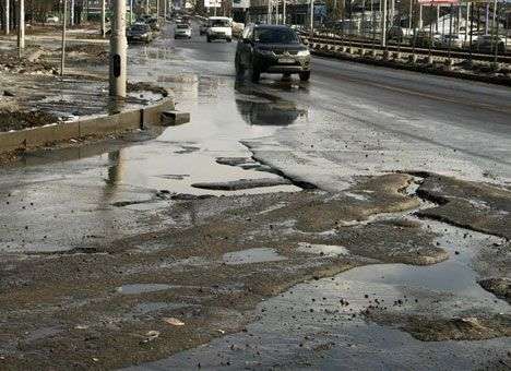 Ямы на столичных дорогах обещают залатать ко Дню Киева