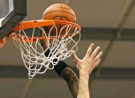 Игрок NBA мячом повалил судью