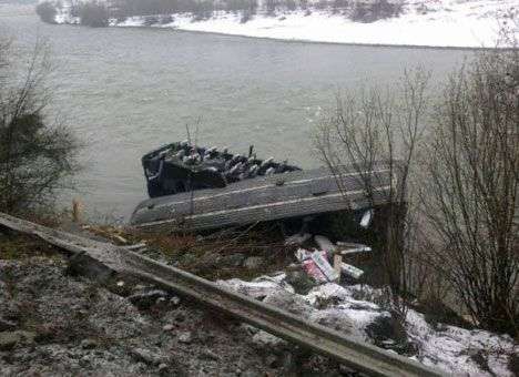 На Закарпатье рейсовый автобус с 8-метровой высоты слетел в реку (ФОТО)