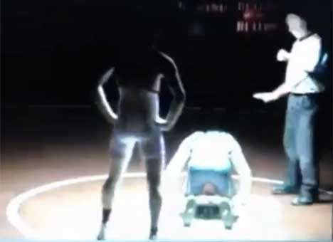 В США школьника в поединке по вольной борьбе «атаковал» гигантский прожектор (ВИДЕО)