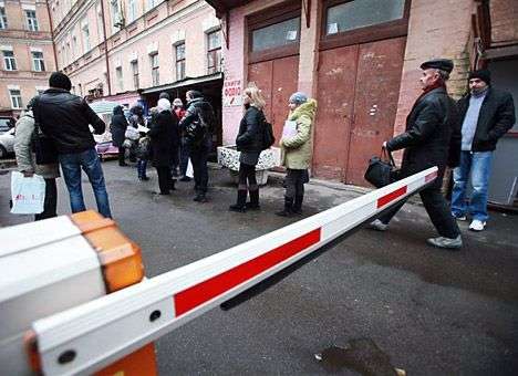 Азаров велел проверить «буксующую» работу БТИ