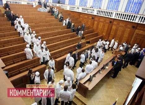 Вузов в Украине становится все меньше