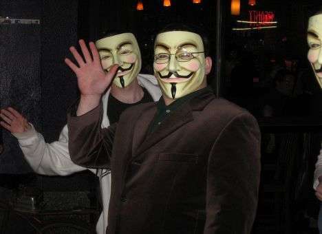 Сторонников WikiLeaks из Anonymous посадили за атаки на PayPal и Visa