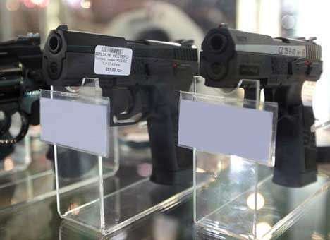 Азарова не впечатлила идея вооружить украинцев «травматикой»