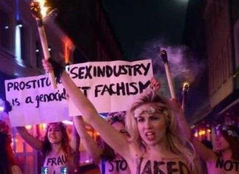 FEMEN отпраздновал «переселение» в Германию  факельным шествием