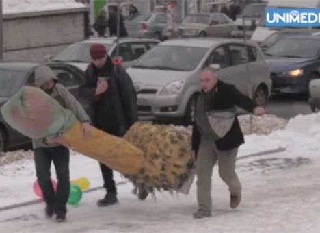 Молдавской прокуратуре «подарили» гигантский фаллос