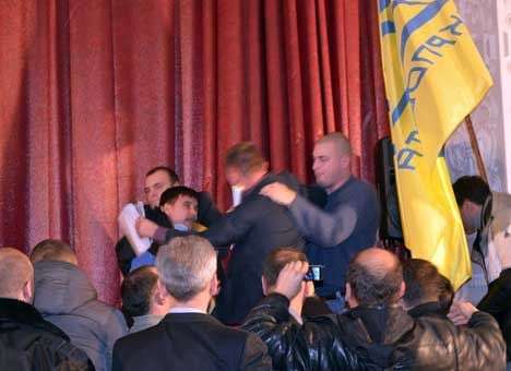 Общественников при КГГА избирают с драками и дымовыми шашками (ВИДЕО)