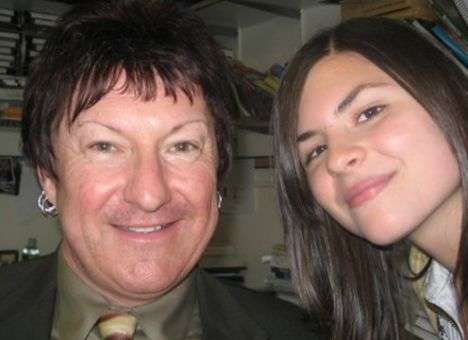 В США учителя-транссексуала уволили из школы за серьги и маникюр