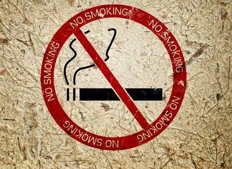 Украинцам хотят вернуть право курить в ресторанах