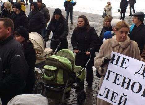 Донецкие мамы конкурируют с политиками в борьбе против газа (ФОТО, ВИДЕО)