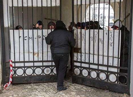 В Гостином дворе опять противостояние людей и машин