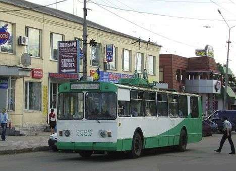 В центре Одессы горели контактные провода: троллейбусы стоят