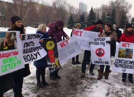Донецкие мамы в противогазах скажут «нет» фрекингу (ВИДЕО)