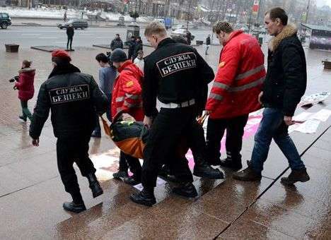 Пострадавшего охранника из КГГА вынесли на носилках (ФОТО)