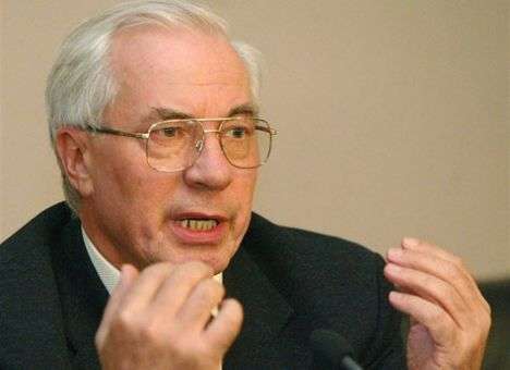 Азаров хочет выгоды и от ЕС, и от России