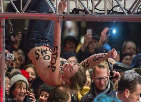 FEMEN разделись на красной дорожке Берлинале