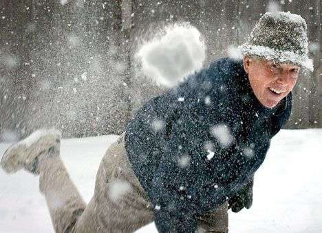 Министра Болгарии забросали снежками за повышение цен