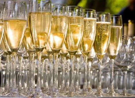 Крупнейшие сделки недели: банки и шампанское