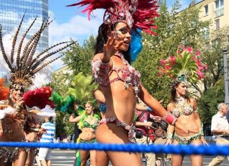 На карнавале в Бразилии загорелась платформа с артистами, есть жертвы