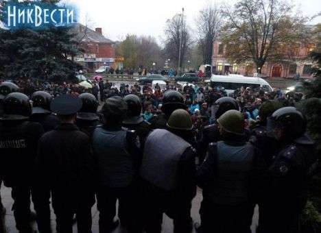 Округ в Первомайские окучивают скандальные нардепы