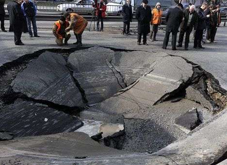 Вилкул пообещал, что как только улучшится погода, начнут латать дороги