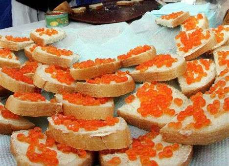 СБУшникам в крымском санатории за день будут скармливать по 1 кг красной икры