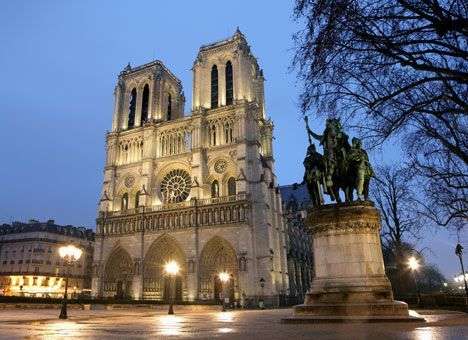 Собор Парижской Богоматери подает в суд на Femen