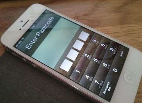 Умельцу удалось обойти пароль в iPhone