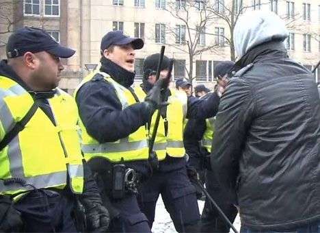 Фанатов в Амстердаме избила полиция (ВИДЕО)