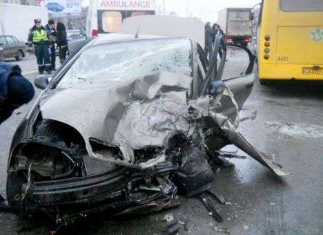 В Киеве в масштабном ДТП столкнулись 4 легковушки и маршрутка (ФОТО)