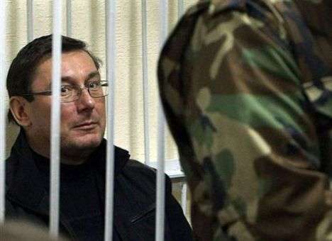 Луценко просят освободить досрочно, потому что у него «почти рак»