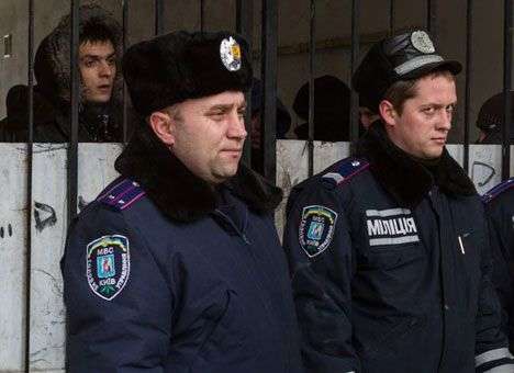 В Гостином дворе начался штурм: его защитников захватила милиция