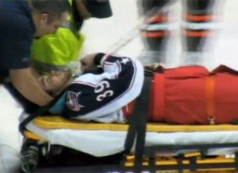 В США сорвался хоккейный матч из-за припадка у игрока (ВИДЕО)