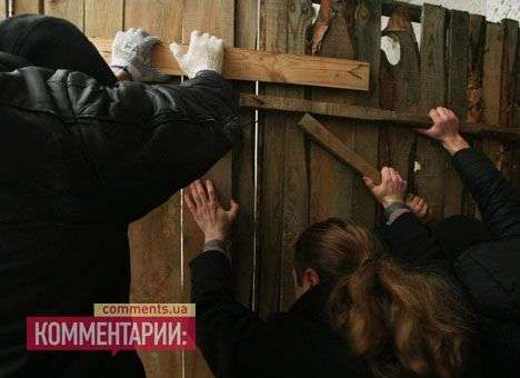 В Гостином дворе слезоточивый газ и потасовка: нардепы легли под колеса (ФОТО, ВИДЕО)