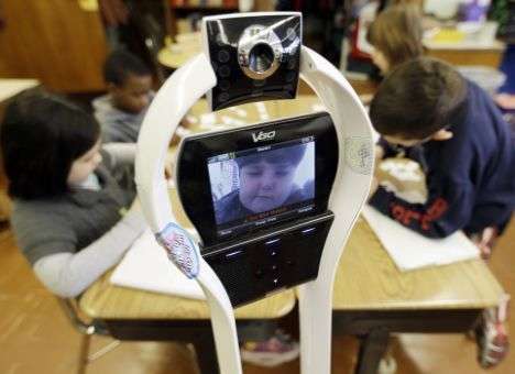 Робот заменил ученика в школе