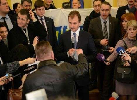 Азаров переживает, что Попов утонет в фекалиях