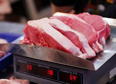 Азаров признал говядину роскошью