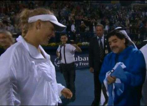 Марадона обменял свою футболку на ракетку (ВИДЕО)