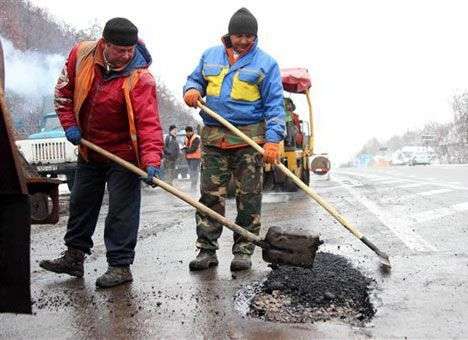 Янукович уверен, что латать дороги должен каждый украинец