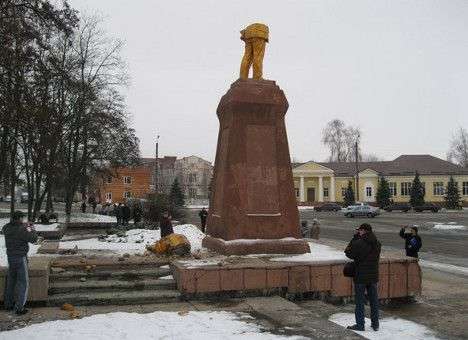 На Сумщине «свободовцы» подрались с коммунистами из-за Ленина (ВИДЕО)