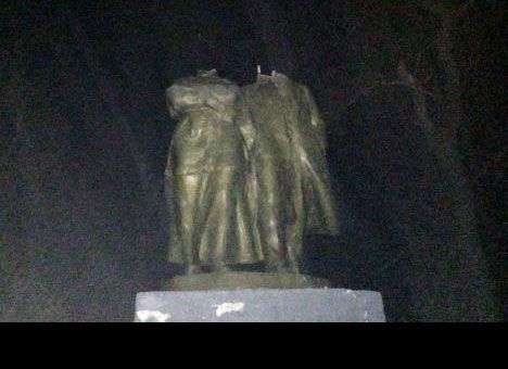 На Полтавщине памятникам Ленину и Крупской снесли головы (ФОТО)