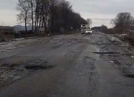 Дорожники начали латать самую «убитую» дорогу Украины