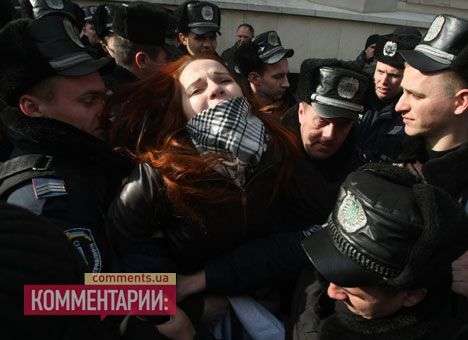 Под окнами Президента нескольких митингующих «запаковали» в автозак (ВИДЕО)