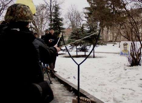 Во Львове портрет Януковича «расстреляли» яйцами