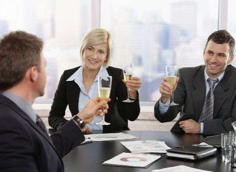 Большинство офисных работников выпивают на работе