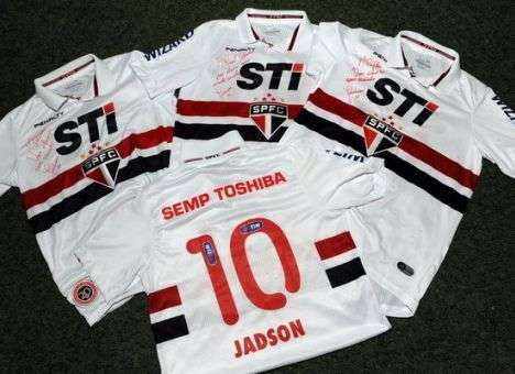 Ахметову подарили бразильские футболки