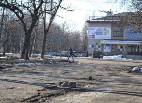 На Донетчние ямы на дорогах латают угольным шлаком (ФОТО)
