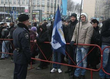 Президента поджидают «Молодые регионы» и толпа милиции