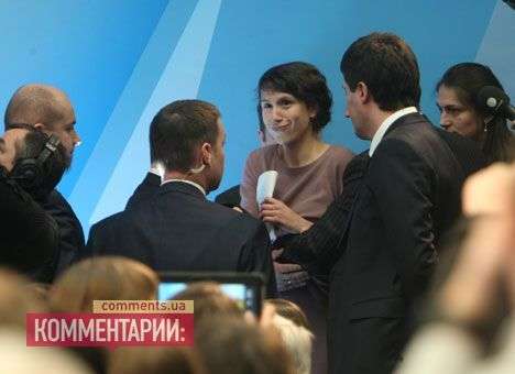 Охрана вытолкала журналистку с пресс-конференции Президента